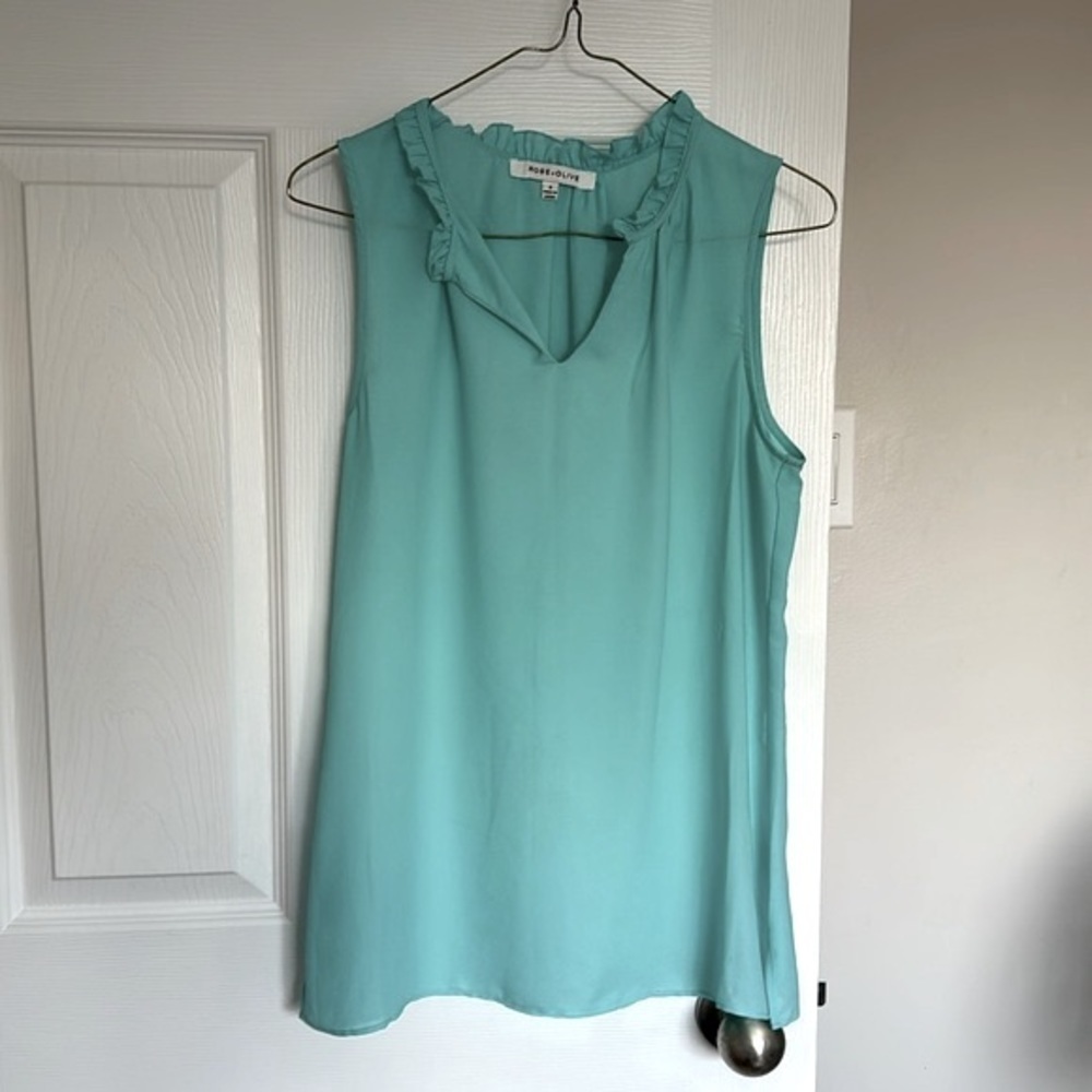 🔥Rose and olive size small sleeveless teal hundred percent polyester shirt